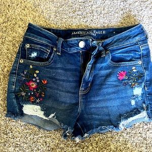 American Eagle embroidered denim shorts 💕